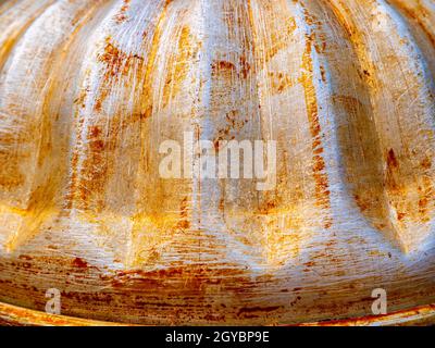 Ustensiles de cuisson en aluminium pour la cuisson au four. Plat de cuisson en aluminium à base de pâte à farine. Table de cuisine en bois. Cuisine maison. Outil boulanger. Matériel de cuisson. C Banque D'Images