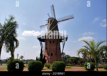 Réplique du moulin néerlandais à Holambra, Brésil. Holambra est la principale production de fleurs et les immigrants néerlandais au Brésil. Banque D'Images