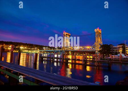Lever du soleil tôt avec des purples profonds et des bleus dans Houghton du pont élévateur à la lumière électrique dorée Banque D'Images