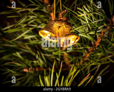 Décoration de cloches dorées de l'arbre de Noël. Joyeux Noël. Nouvelle année. Cloche. Cloches d'or. PIN. Les vacances d'hiver. Image d'arrière-plan. Félicitations Banque D'Images