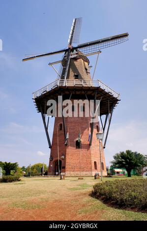 Réplique du moulin néerlandais à Holambra, Brésil. Holambra est la principale production de fleurs et les immigrants néerlandais au Brésil. Banque D'Images