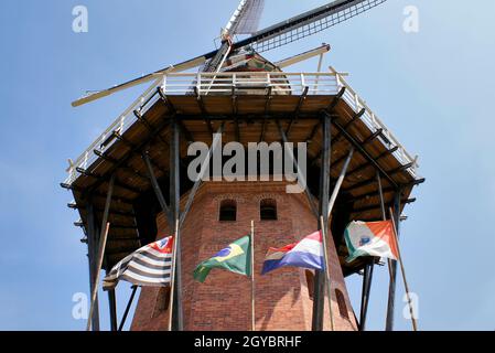 Réplique du moulin néerlandais à Holambra, Brésil. Holambra est la principale production de fleurs et les immigrants néerlandais au Brésil. Banque D'Images