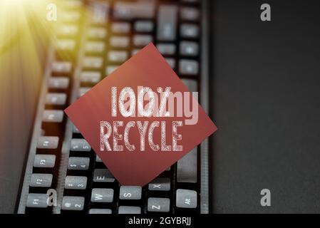 Légende de texte présentant 100 pour cent de recyclage, la photo conceptuelle contient 100 pour cent de matériel récupéré après-consommation entrant le mot-clé d'image et le texte descriptif Banque D'Images