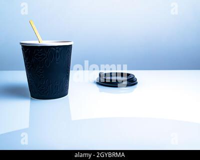 Gobelet en papier jetable noir avec couvercle en plastique pour les boissons au café. Gobelet en papier jetable. Café. Street Cafe. Plats pour boissons chaudes. Boîtes en carton. WHI Banque D'Images