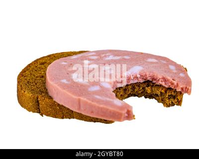 Mordez le sandwich au pain noir avec la saucisse de porc et le saindoux sur une assiette blanche. Pain noir. Saucisse de viande. Graisse de porc. Produit de porc. Aliments gras. Pas végétarien Banque D'Images