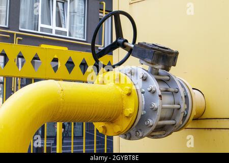 Tuyau de gaz jaune avec robinet. Raccords de canalisations de pétrole dans l'industrie du pétrole et du gaz. Usine de traitement du pétrole et du gaz avec raccords de canalisations. Sécurité industrielle Banque D'Images