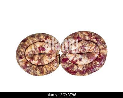 Anneau de saucisse de viande maison sur une assiette blanche. Viande de porc. Saucisse de porc crue. Intestin de porc. Saucisses graisseuses. Aliments riches en calories. Pas de plats végétariens. M Banque D'Images