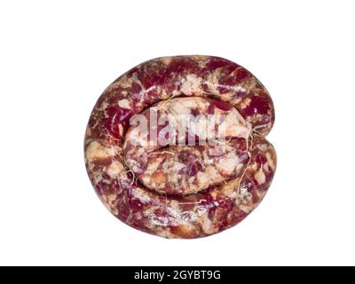 Anneau de saucisse de viande maison sur une assiette blanche. Viande de porc. Saucisse de porc crue. Intestin de porc. Saucisses graisseuses. Aliments riches en calories. Pas de plats végétariens. M Banque D'Images