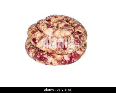 Anneau de saucisse de viande maison sur une assiette blanche. Viande de porc. Saucisse de porc crue. Intestin de porc. Saucisses graisseuses. Aliments riches en calories. Pas de plats végétariens. M Banque D'Images