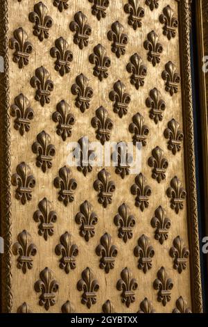 Beaucoup de fleur de lis - Plus Fleur-de-lis de l'entrée du tombeau de Napoléon aux Invalides. Banque D'Images