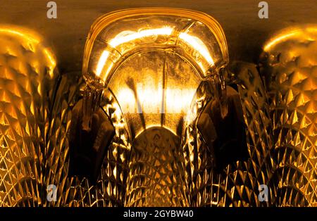 Abstraction du cristal de verre avec distorsions dans les couleurs d'or.Illustration en cristal de couleur or.Abstraction de l'or avec distorsion.Volumetri Banque D'Images