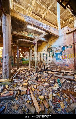 Graffitis sur le mur d'un bâtiment abandonné en décomposition avec des escaliers qui ne vont nulle part Banque D'Images