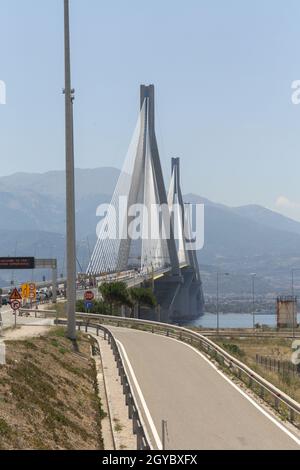 Le pont suspendu Rio-Antirrio traversant le golfe de Corinthe en Grèce Banque D'Images