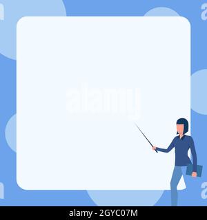 Une dame tient le carnet tout en pointant le bâton dans un tableau blanc vierge. Banque D'Images