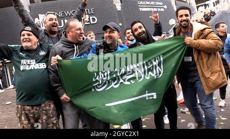 MEILLEURE QUALITÉ DISPONIBLE les fans de Jubilant Newcastle United arborent un drapeau saoudien à l'extérieur de St James' Park tout en célébrant la prise de contrôle saoudienne du club. Banque D'Images