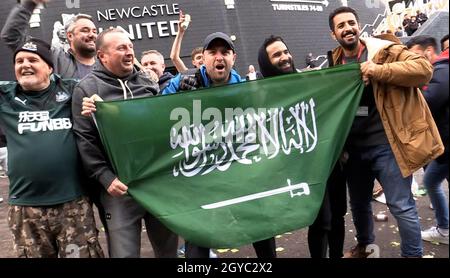 MEILLEURE QUALITÉ DISPONIBLE les fans de Jubilant Newcastle United arborent un drapeau saoudien à l'extérieur de St James' Park tout en célébrant la prise de contrôle saoudienne du club. Banque D'Images