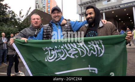 MEILLEURE QUALITÉ DISPONIBLE les fans de Jubilant Newcastle United arborent un drapeau saoudien à l'extérieur de St James' Park tout en célébrant la prise de contrôle saoudienne du club. Banque D'Images