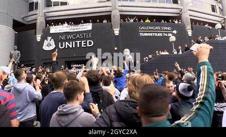 MEILLEURE QUALITÉ DISPONIBLE les fans de Jubilant Newcastle United célèbrent la prise de contrôle saoudienne du club à l'extérieur du stade. Banque D'Images