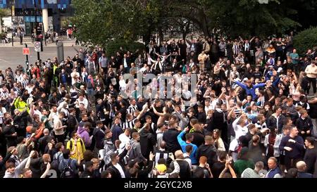 MEILLEURE QUALITÉ DISPONIBLE les fans de Jubilant Newcastle United célèbrent la prise de contrôle saoudienne du club à l'extérieur du stade. Banque D'Images