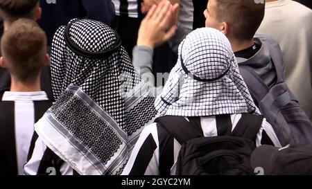 MEILLEURE QUALITÉ DISPONIBLE les fans de Jubilant Newcastle United célèbrent la prise de contrôle saoudienne du club à l'extérieur du stade. Banque D'Images