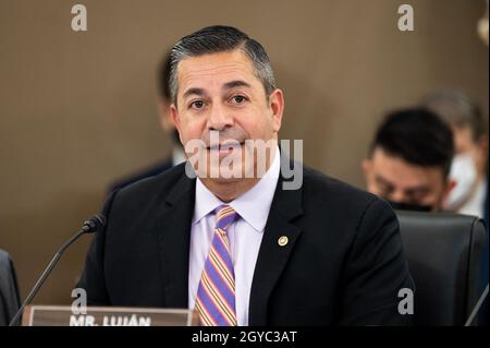 Washington, États-Unis.07e octobre 2021.Le sénateur américain Ben Lujan (D-NM) prend la parole à l'audience du Comité sénatorial du commerce, des sciences et des transports.Crédit : SOPA Images Limited/Alamy Live News Banque D'Images