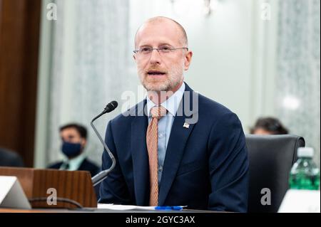 Washington, États-Unis.07e octobre 2021.Brendan Carr, commissaire de la Commission fédérale des communications, prend la parole à l'audience du Comité sénatorial du commerce, des sciences et des transports.Crédit : SOPA Images Limited/Alamy Live News Banque D'Images