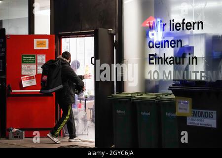 Chauffeur/pilote de livraison devant l'entrepôt de livraison du service de livraison Gorillas à Dortmund, Allemagne.Le service de livraison promet de livrer des provisions en moins de 10 minutes en vélo.Lieferfahrer/Rider vor dem Auslieferungslager des Lieferdienstes Gorillas à Dortmund.Der Lieferdienst verspricht, Lebensmittel in unter 10 Minuten mit dem Fahrrad zu liefern. Banque D'Images