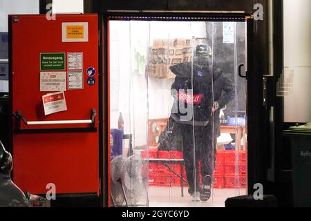 Chauffeur/pilote de livraison devant l'entrepôt de livraison du service de livraison Gorillas à Dortmund, Allemagne.Le service de livraison promet de livrer des provisions en moins de 10 minutes en vélo.Lieferfahrer/Rider vor dem Auslieferungslager des Lieferdienstes Gorillas à Dortmund.Der Lieferdienst verspricht, Lebensmittel in unter 10 Minuten mit dem Fahrrad zu liefern. Banque D'Images