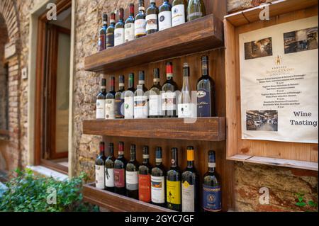 Montepulciano, Toscane, Italie.Août 2020.Les boutiques de vins présentent leur riche sélection de vins raffinés sur les fronts de vente. Banque D'Images