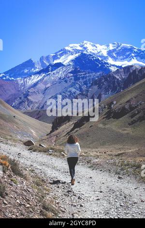 Randonnée de fille à Aconcagua - le plus haut sommet de l'hémisphère sud à Mendoza, Argentine. Banque D'Images