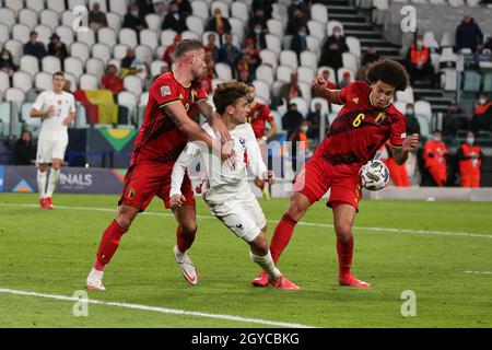 Turin, Italie, 7 octobre 2021.Antoine Griezmann, de France, semble avoir été retiré dans la zone de pénalité par Toby Alderweireld, de Belgique, alors qu'Axel Witsel, de Belgique, se libère lors du match de la Ligue des Nations de l'UEFA au stade Juventus, à Turin.Le crédit photo devrait se lire: Jonathan Moscrop / Sportimage Banque D'Images