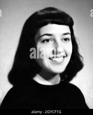 1958 , Palo Alto , Californie , Etats-Unis : la célèbre chanteuse folk américaine JOAN BAEZ ( née le 9 janvier 1941 ) quand était une jeune fille de 17 ans , photo pubbligée dans l'Annuaire supérieur de Palo Alto .Photographe inconnu.- HISTOIRE - FOTO STORICHE - Personalità da giovane giovani - ragazza - personnalités quand était jeune fille - FANTAZIA - ENFANCE - MUSIQUE POP - MUSICA - cantante - ADOLESCENT - RAGAZZA - ENFANCE - FANTAZIA - sourire - sorriso -- ARCHIVIO GBB Banque D'Images