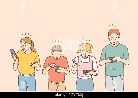 Technologies et concept de choc.Choqué écoliers enfants personnages de dessin animé regardant dans leurs téléphones mobiles sentiment surprise illustration vectorielle Banque D'Images