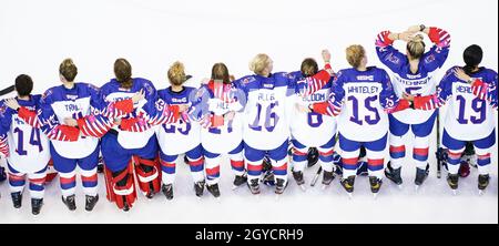 La Grande-Bretagne fête après avoir gagné son équipe contre l'Islande lors du match de pré-qualification des femmes de la deuxième partie du groupe F des Jeux Olympiques de Beijing 2022 à l'arène Motorpoint, à Nottingham. Banque D'Images