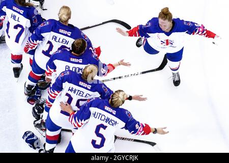 La Grande-Bretagne fête après avoir gagné son équipe contre l'Islande lors du match de pré-qualification des femmes de la deuxième partie du groupe F des Jeux Olympiques de Beijing 2022 à l'arène Motorpoint, à Nottingham. Banque D'Images