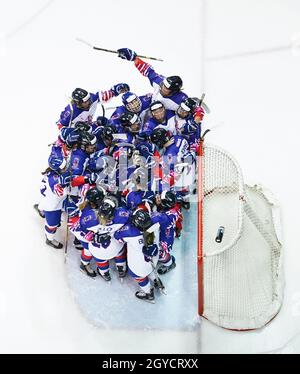 La Grande-Bretagne fête après avoir gagné son équipe contre l'Islande lors du match de pré-qualification des femmes de la deuxième partie du groupe F des Jeux Olympiques de Beijing 2022 à l'arène Motorpoint, à Nottingham. Banque D'Images