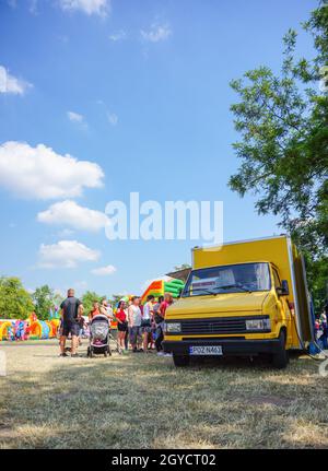 POZNAN, POLOGNE - 27 mai 2018 : un cliché de personnes debout devant un camion alimentaire lors de l'événement Kindernalia dans le parc Jan Pawla Banque D'Images