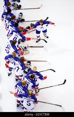 La Grande-Bretagne fête après avoir gagné son équipe contre l'Islande lors du match de pré-qualification des femmes de la deuxième partie du groupe F des Jeux Olympiques de Beijing 2022 à l'arène Motorpoint, à Nottingham. Banque D'Images