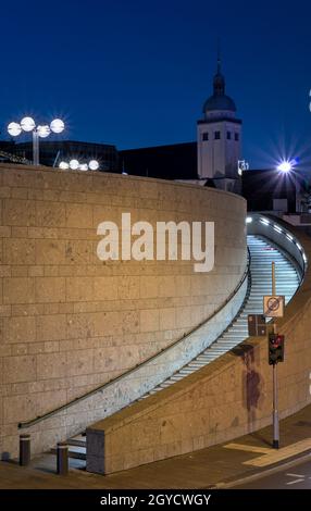 Plan vertical des escaliers dans les rues de Cologne, Allemagne la nuit menant à St. Maria Himmelfahrt Banque D'Images