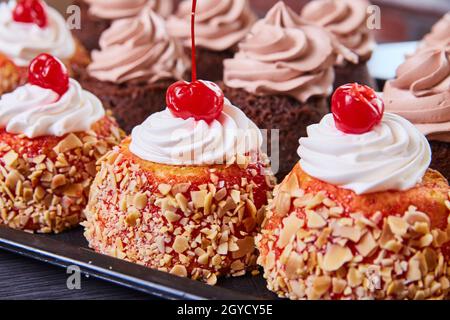 Pâtisseries mexicaines délicieuses avec crème fouettée et cerises Banque D'Images