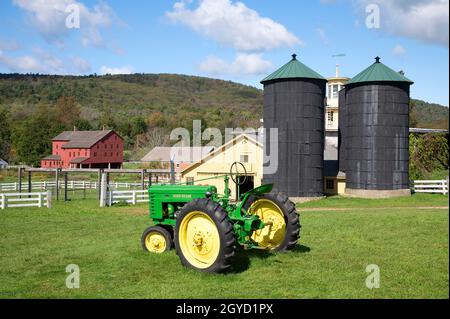 Hancock Shaker Museum, Pittsfield, Massachusetts, Etats-Unis - Une commune de Shaker établie dans les années 1780. Un tracteur John Deer est installé devant la grange. Banque D'Images