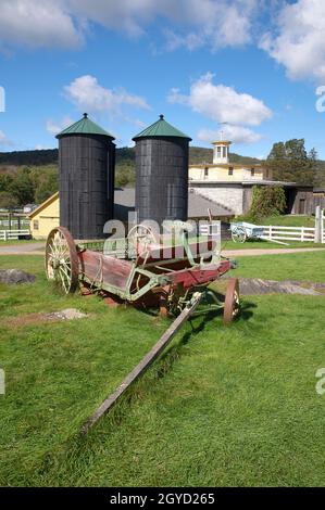 Hancock Shaker Museum, Pittsfield, Massachusetts, Etats-Unis - Une commune de Shaker établie dans les années 1780.Un chariot de ferme dessiné par un cheval devant la grange Banque D'Images