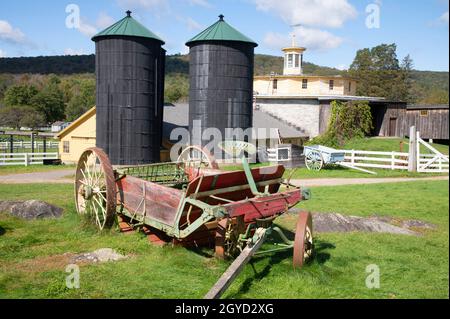 Hancock Shaker Museum, Pittsfield, Massachusetts, Etats-Unis - Une commune de Shaker établie dans les années 1780.Un chariot de ferme dessiné par un cheval devant la grange Banque D'Images