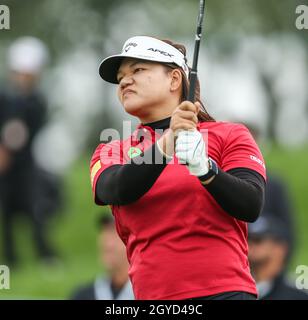 West Caldwell, NJ, États-Unis.7 octobre 2021.Wichanee Meechai de Thaïlande débarque lors de la première partie de la LPGA Cognizant Founders Cup au parcours de golf de Mountain Ridge à West Caldwell, NJ. Mike Langish/Cal Sport Media.Crédit : csm/Alay Live News Banque D'Images