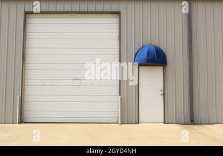 Porte de garage sur l'entrepôt et porte standard avec auvent Banque D'Images