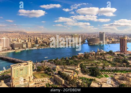 Vue sur le Nil au centre-ville du Caire, panorama aérien, Egypte. Banque D'Images