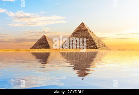 Pyramides d'Égypte près de l'eau, Gizeh . Banque D'Images
