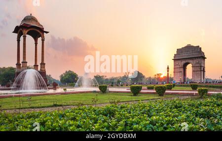 La Canopy et la porte de l'Inde au coucher du soleil à New Delhi, vue depuis le Monument commémoratif de guerre. Banque D'Images