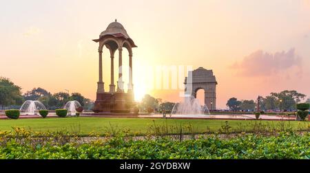 La porte de l'Inde et la canopée au coucher du soleil à New Delhi, vue depuis le Monument commémoratif de guerre. Banque D'Images