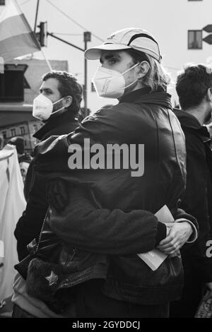 BERLIN, ALLEMAGNE - 01 mai 2021 : une photo verticale en niveaux de gris des personnes aux événements de la journée de démonstration MAYDAY à Berlin Banque D'Images